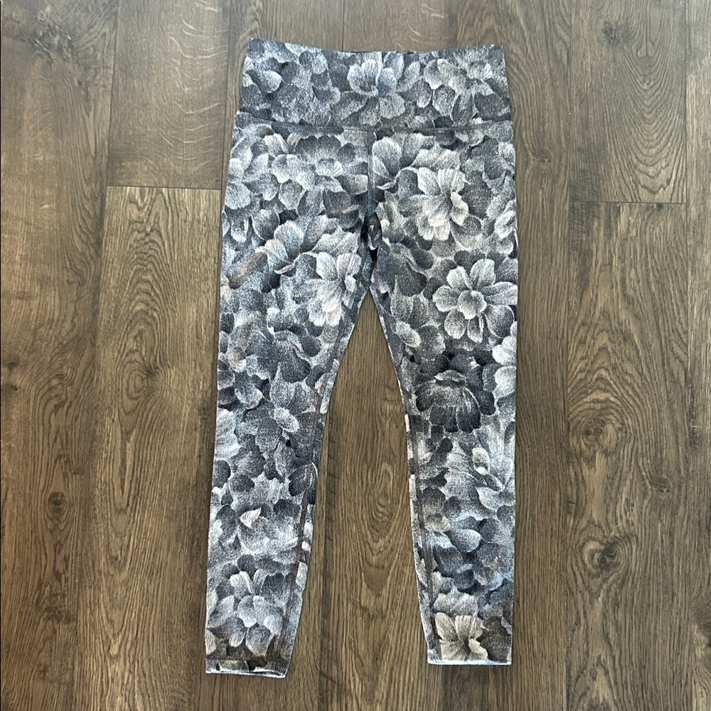 ATHLETA “ELATION TEXTURED TIGHT” gray and white floral leggings